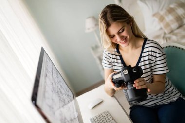 Genç kadın tasarlama portresi 