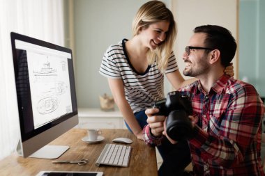 Birlikte çalışan genç çekici tasarımcılar 