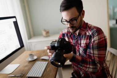  projede çalışan yakışıklı Tasarımcısı