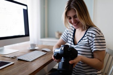 genç kadın evde tasarlama