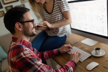 Birlikte çalışan genç çekici tasarımcılar 