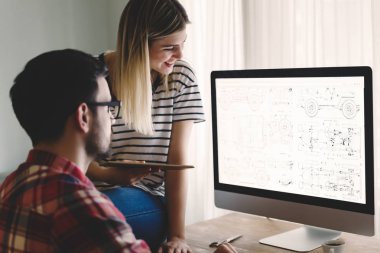 Birlikte çalışan genç çekici tasarımcılar 