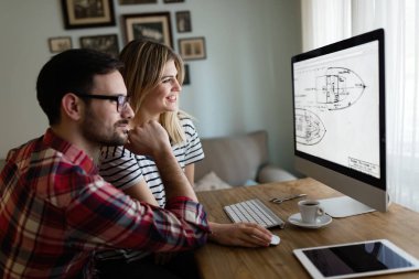 Birlikte çalışan genç çekici tasarımcılar 