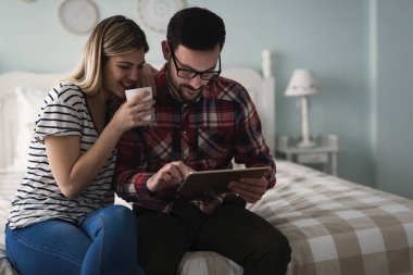 Tablet kullanarak genç çekici çift 