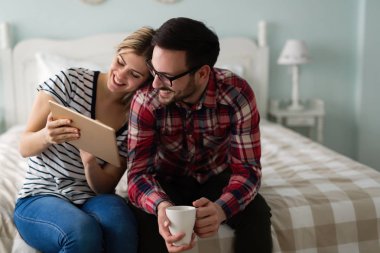 Tablet kullanarak genç çekici çift 