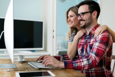 Birlikte çalışan genç çekici tasarımcılar 