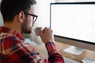 Projede çalışan genç yakışıklı Tasarımcısı 