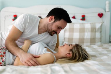 Çift yatakta romantik vakit geçiriyor