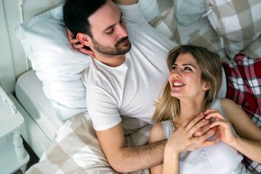  Çift yatakta romantik vakit geçiriyor