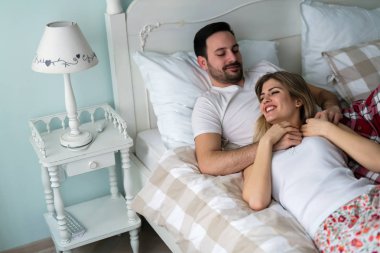  Çift yatakta romantik vakit geçiriyor