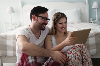  Yatak odasında tablet kullanan çift