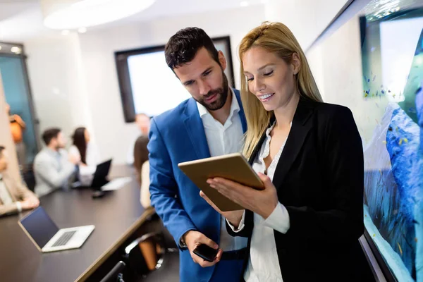 Joven Pareja Atractiva Negocios Utilizando Tableta Empresa — Foto de Stock