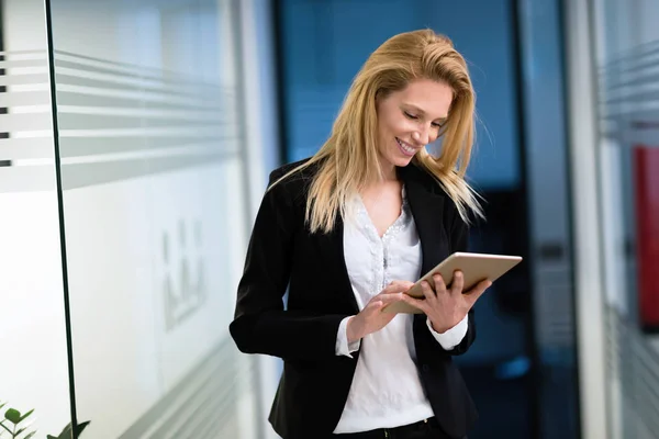 Ritratto di imprenditrice di successo con tablet digitale — Foto Stock