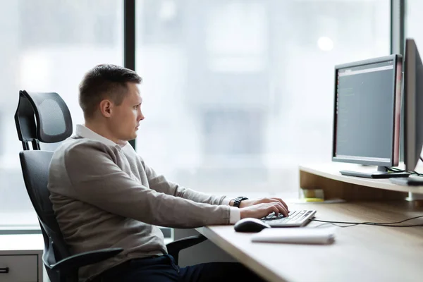 Retrato Joven Hombre Negocios Guapo Que Trabaja Computadora Oficina — Foto de Stock