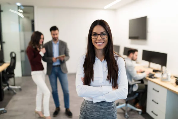 Retrato Jovem Mulher Negócios Atraente Posando Escritório — Fotografia de Stock