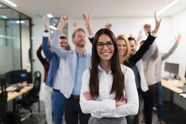 Erfolgreiches Team Junger Perspektivunternehmer Posiert Amt — Stockfoto