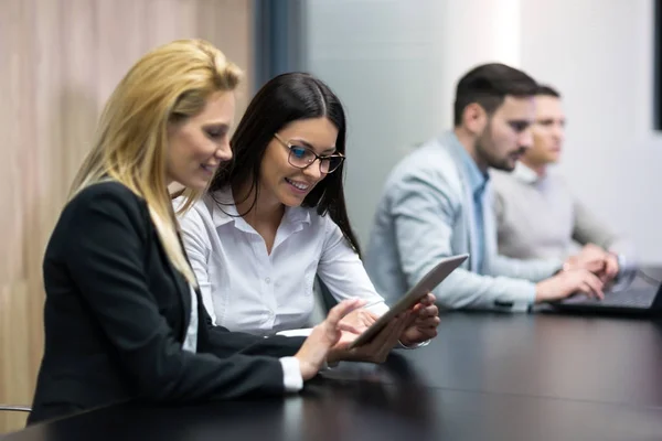 Twee Aantrekkelijke Vrouwelijke Ondernemers Met Discussie Vergaderruimte — Stockfoto