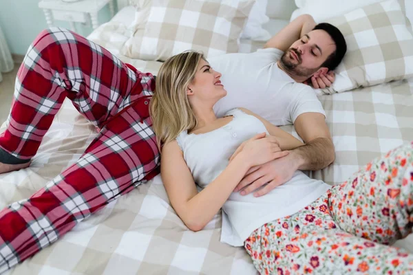  Çift yatakta romantik vakit geçiriyor