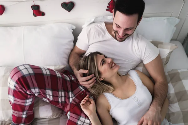 Ycouple ter tempo romântico na cama — Fotografia de Stock