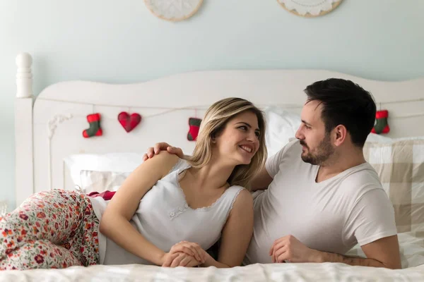 Paar mit romantischer Zeit im Bett — Stockfoto