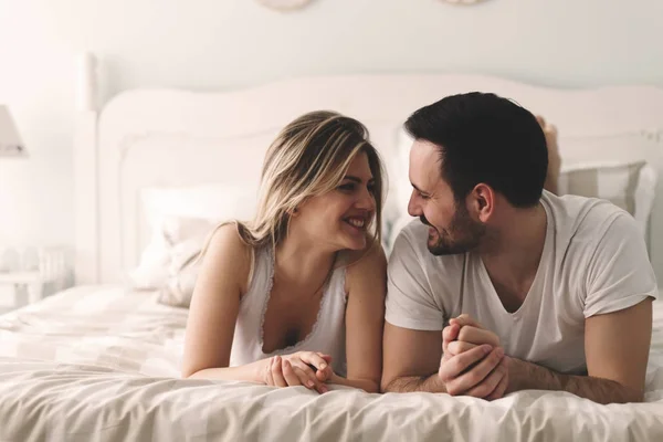 Paar mit romantischer Zeit im Bett — Stockfoto