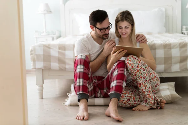 Mladý atraktivní pár pomocí tabletu — Stock fotografie