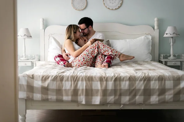 Tablet kullanarak genç çekici çift 