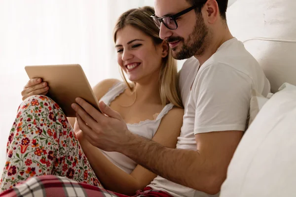 Молодая привлекательная пара с помощью планшета — стоковое фото