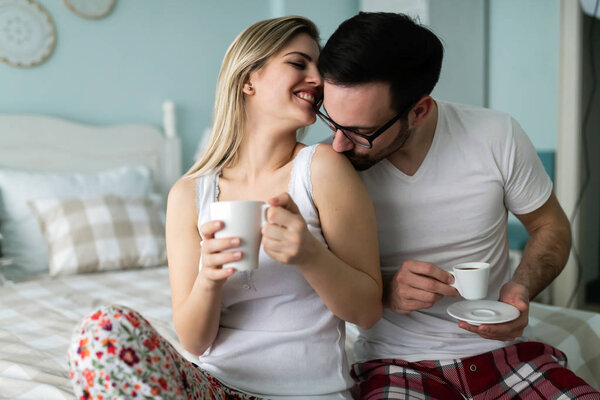 Изображение счастливой молодой пары
 