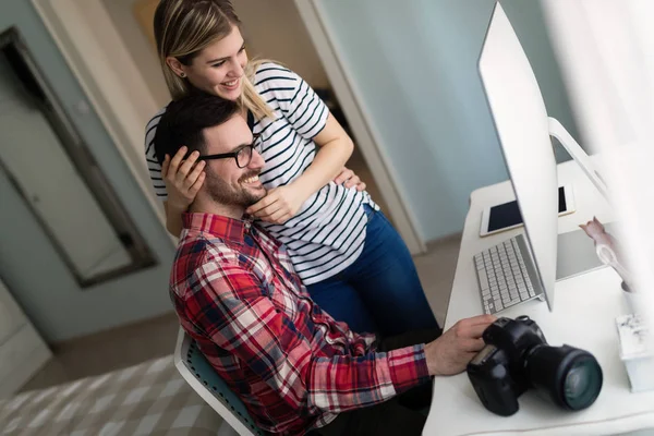 Jóvenes diseñadores atractivos trabajando juntos — Foto de Stock