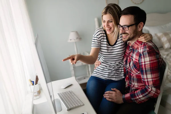 Jóvenes diseñadores atractivos trabajando juntos — Foto de Stock