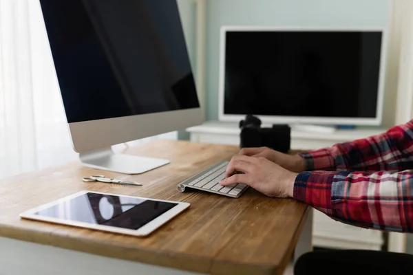 Junge hübsche Designerin arbeitet — Stockfoto