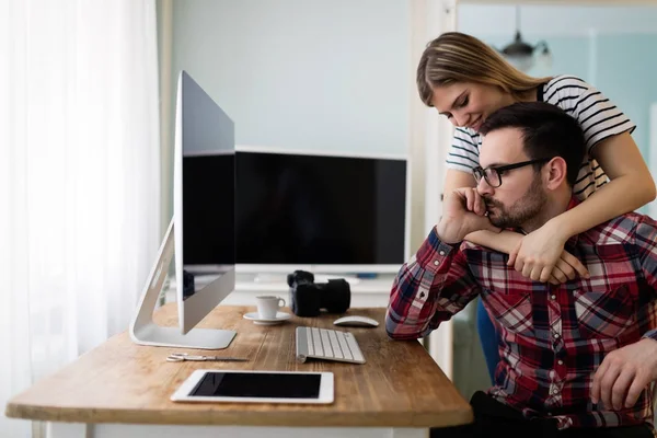 Jóvenes diseñadores atractivos trabajando juntos — Foto de Stock