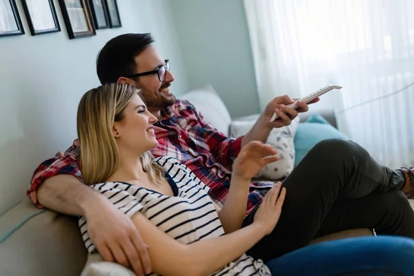 Casal assistindo tv em sua casa — Fotografia de Stock