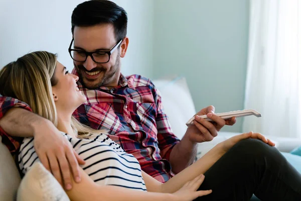 Casal assistindo tv em sua casa — Fotografia de Stock