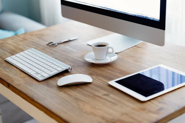 Imagen de escritorio de oficina con tablet —  Fotos de Stock