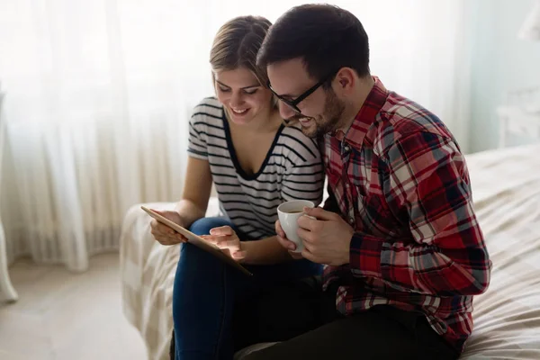 Νεαρό ζευγάρι ελκυστική χρησιμοποιώντας tablet — Φωτογραφία Αρχείου