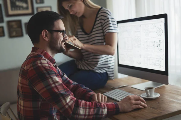 Jóvenes diseñadores atractivos trabajando juntos — Foto de Stock