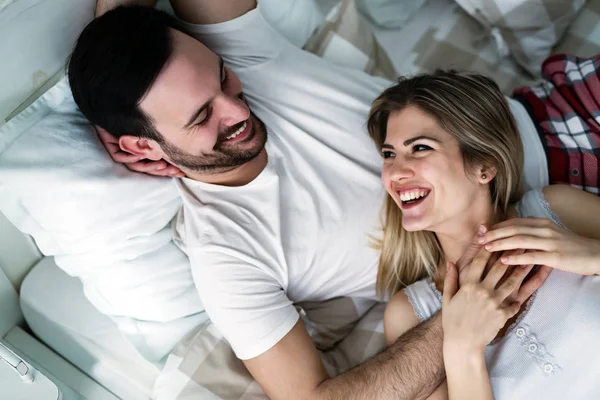 Paar mit romantischer Zeit im Bett — Stockfoto