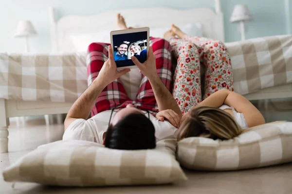 Couple using tablet in bedroom — Stock Photo, Image