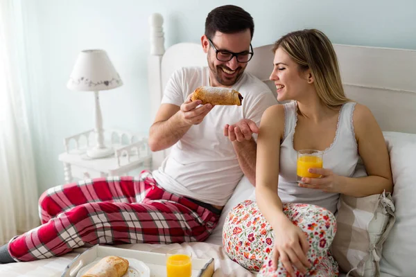 Pareja desayunando en la cama — Foto de Stock