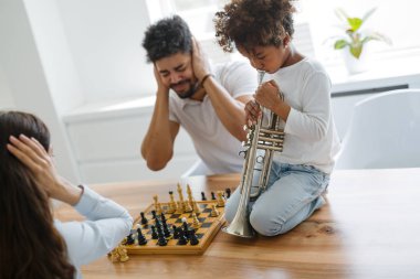 Annem ve babam satranç oynamaya çalışan 