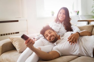 Mutlu çift koltukta yan yana yatarken