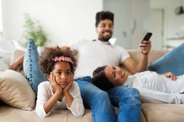 Aile birlikte vakit geçiriyor. 