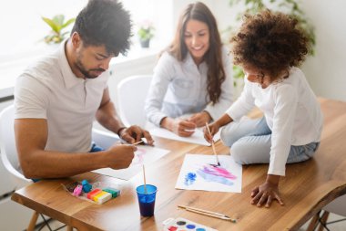 Annesi ve babası ile birlikte çocuk çizim