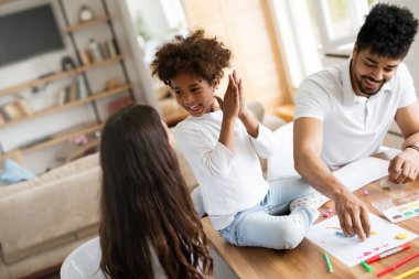 Annesi ve babası ile birlikte çocuk çizim