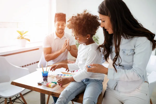 Madre y padre dibujando juntos con el niño — Foto de Stock