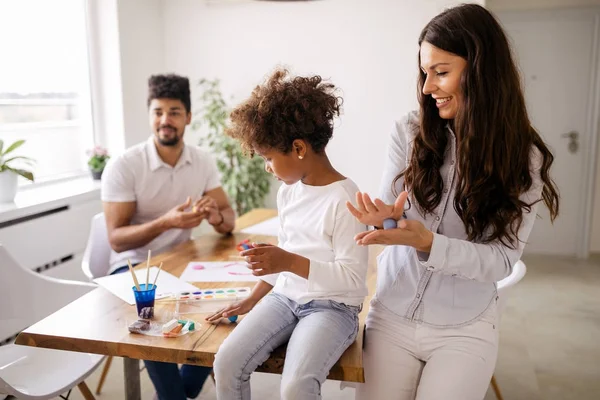 Mutter und Vater ziehen an einem Strang — Stockfoto