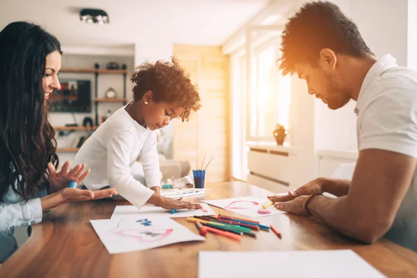 Madre y padre dibujando juntos con el niño — Foto de Stock