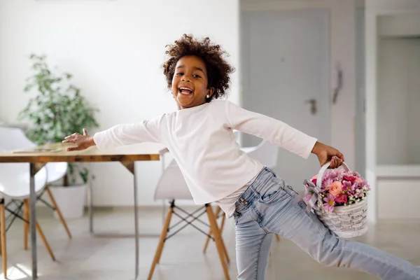 Chica posando con un ramo de flores — Foto de Stock